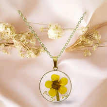 Load image into Gallery viewer, Narcissus pressed flower necklace gold plated birth month flower jewelry for women