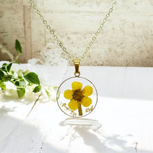 Load image into Gallery viewer, Narcissus pressed flower necklace gold plated birth month flower jewelry for women