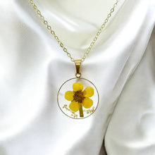 Load image into Gallery viewer, Narcissus pressed flower necklace gold plated birth month flower jewelry for women